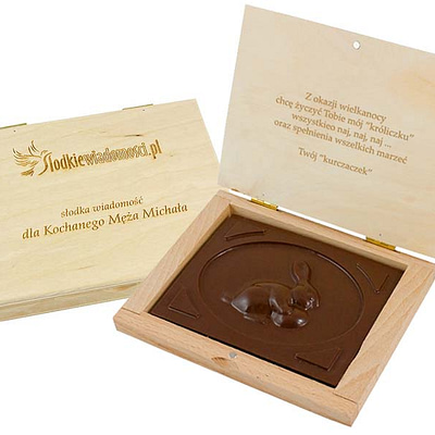 ciocolata-belgiana-personalizata-rabbit-in-cutie-lemn