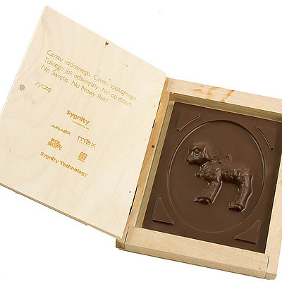 ciocolata-belgiana-personalizata-lamb-in-cutie-lemn